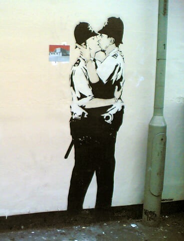 Banksy_Kissing_Policemen-croppedcm