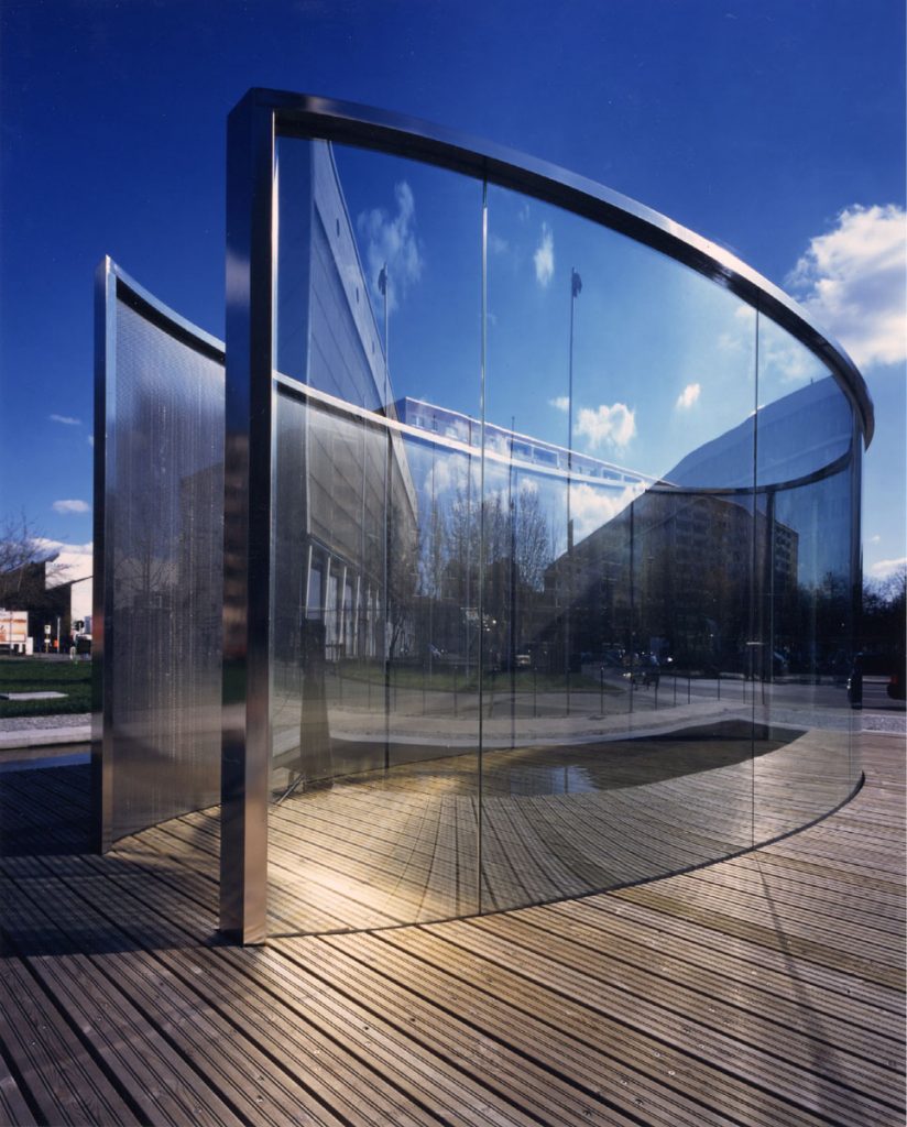 A Dan Graham pavilion at the HWK Mitte, Berlin, in 2005. Photo by Stardado,