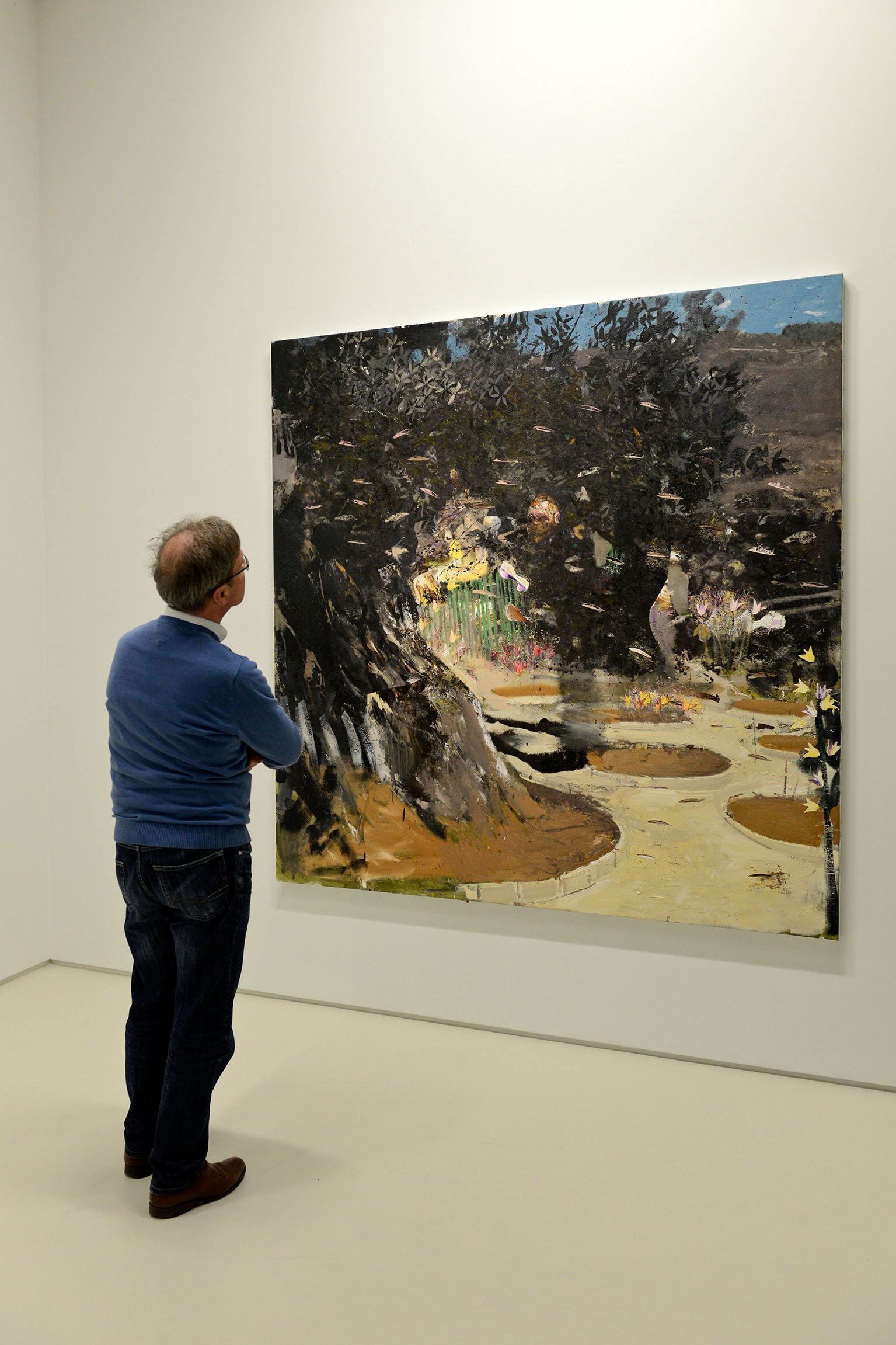 Wolfgang Wittrock looking at a painting by Adrian Ghenie Photo: Tobias Kleinod, Courtesy Weltkunst