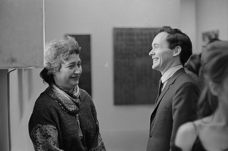 Eleanor Ward and Robert Indiana at the Americans 1963 exhibition at the Museum of Modern Art Photo: William John Kennedy. © William John Kennedy; courtesy of KIWI Arts Group.