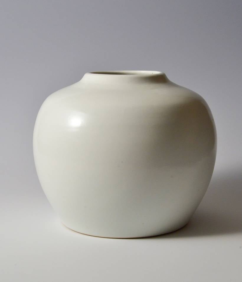 Tomimoto Kenkichi (1886-1963) Faceted white porcelain vase with narrow, upraised neck (1931) Translucent-glazed porcelain Photo: Yakota Shoichi