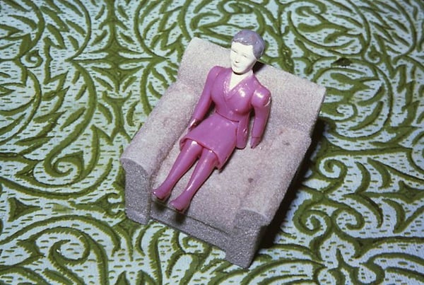 simmons-Purple-Woman-Grey Chair Green-Rug