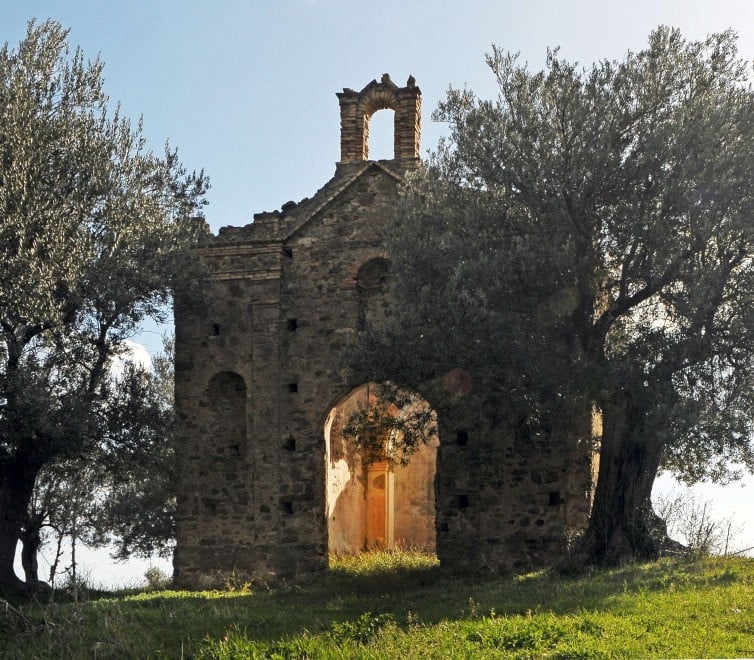 Southern Italy's Madonna del Carmine church before it was deconstructed. Photo: courtesy AFP PHOTO.