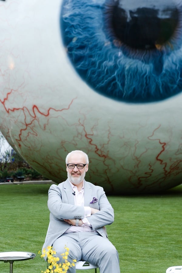 Tony Tasset with his Eye sculpture ln Dallas.