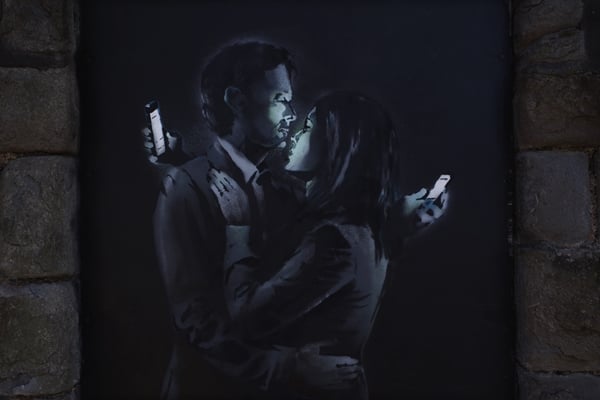  Banksy, emMobile Lovers / em (2014). brPhoto : Banksy.
