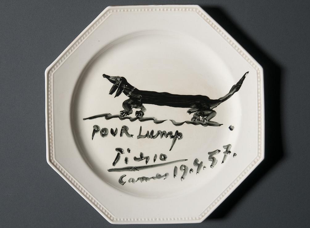 Pablo Picasso, souvenir luncheon plate dedicated to Lump, David Douglas Duncan's dachshund (1957). Photo by Pete Smith, courtesy of the University of Texas at Austin.