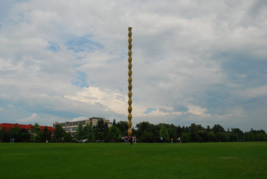 Constantin Brâncuși's Endless Column park in Târgu Jiu, Romania. Photo by Andrei Stroe, Creative Commons <a href=https://creativecommons.org/licenses/by-sa/3.0/ro/deed.en target="_blank" rel="noopener">Attribution-Share Alike 3.0 Romania</a> license.