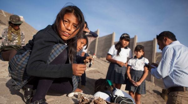 Chilean children at the excavation site. Photo: courtesy La Tercera.