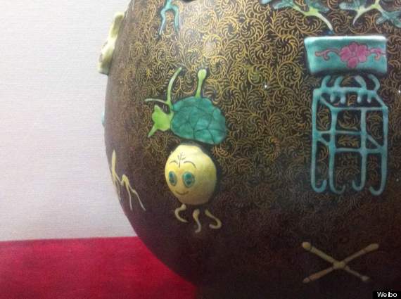 A fake ancient Qing dynasty bottle vase with a gold traced design featuring a laughing squid, discovered at a museum in Jizhou city, Hebei province. Photo: Ma Boyong/Sina