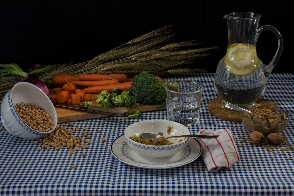 Dan Bannino, <em>Gwyneth Paltrow, "Strict detox diet"</em>, carrots, broccoli, onions, chickpeas, patè made with nuts and lentils, and room temperature water with lemon and/or green tea. Photo: courtesy the artist. 