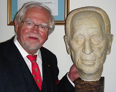 Kurt Arentz with his bust of Shimon Peres Photo: Courtesy Europäische Kulturstiftung
