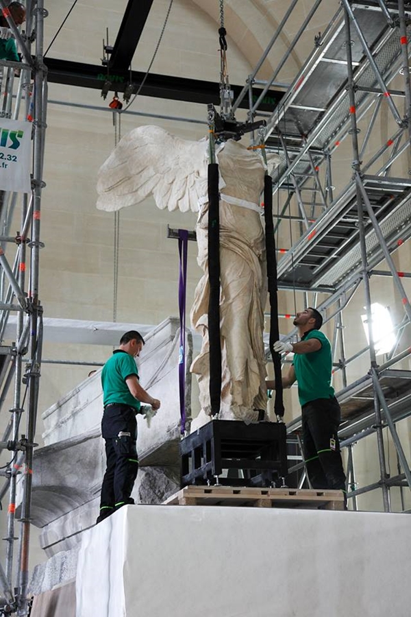 Reinstalling The Winged Victory of Samothrace at the Louvre.Photo: Antoine Mongodin/Musée du Louvre.