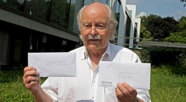 Horst Spankus with the letters he delivered to the Lehmbruck Museum on Wednesday Photo: Christoph Reichwein via Rheinische Post