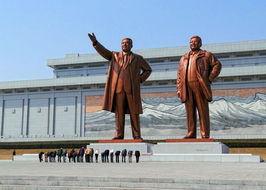 Mansudae Art Studio, statues of Kim Il-sung and Kim Jong-il, Pyongyang. Photo: Bjorn Christian Torrissen.