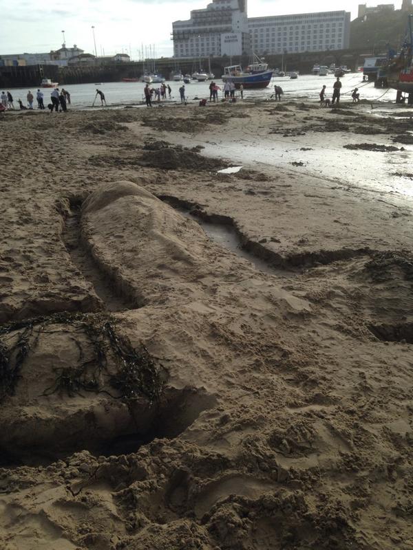 Some "art" created on the Folkestone Beach during the treasure hunt Photo: Liam Reardon via Twitter