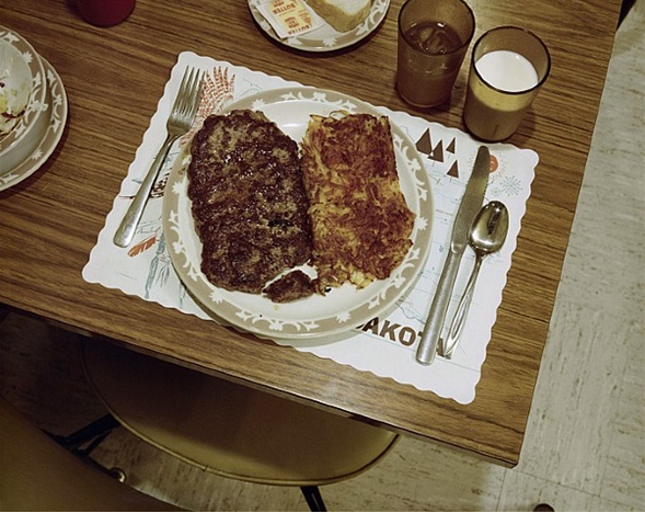 Stephen Shore, Hamburger Steak Dinner, Redfield, SD, July 13, 1973 C-print Photo: courtesy of the artist and Sprüth Magers.