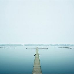 David Burdeny, Thin Dock, West Lake, Hangzhou China (2011). Courtesy of Galerie de Bellefeuille.