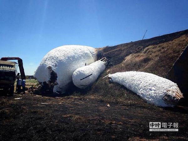 The remnants of Florentijn Hofman's Moon Bunny after a fire. Photo: China Times, via Twitter.