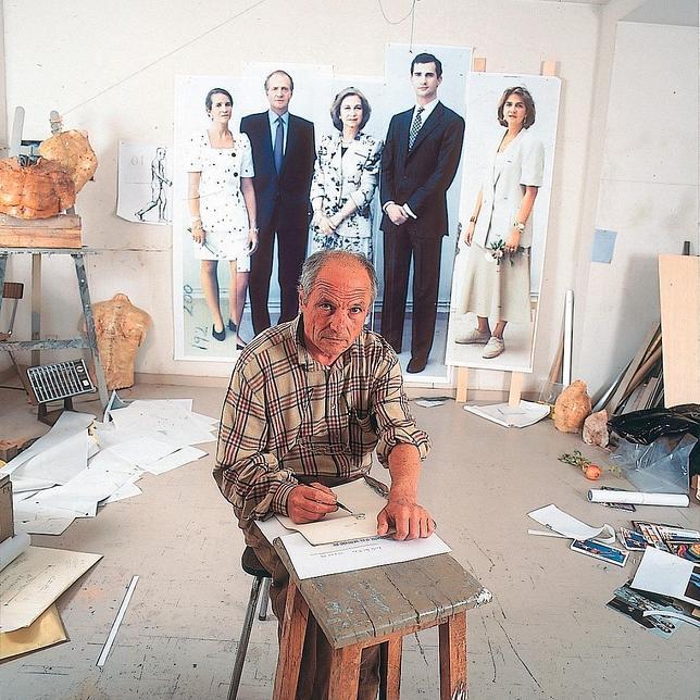 Antonio López in his studio in front of his portrait of the Spanish royal family, nearly complete after 20 years. Photo: Gonzalo Cruz, courtesy the EP.
