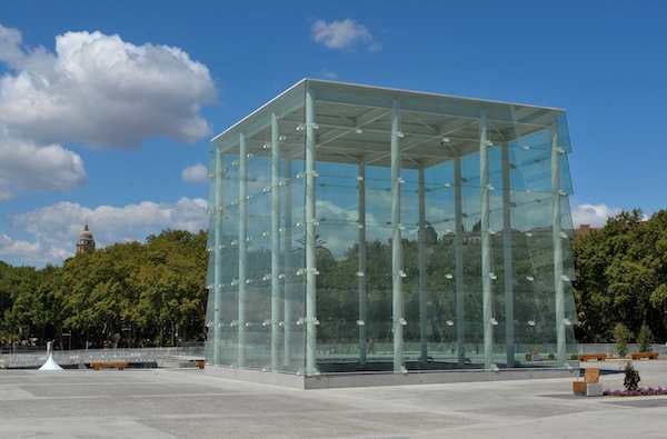 The existing cube building that will host Málaga's Pompidou. Photo via: El Mundo