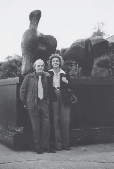Lauren Bacall and Henry Moore in front of <em>Two Piece Reclining Figure No. 3</em> (1961), in 1977.