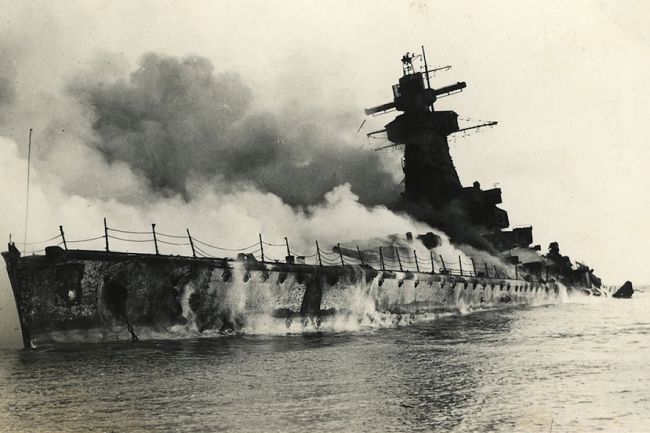 The sinking of Nazi battleship Graf Spee on December 17, 1939, outside the port of Montevideo, Uruguay. Photo: AFP/Getty Images