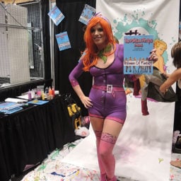 The Painted Pin Ups painted a model as Daphne at New York Comic Con. Photo: Sarah Cascone.