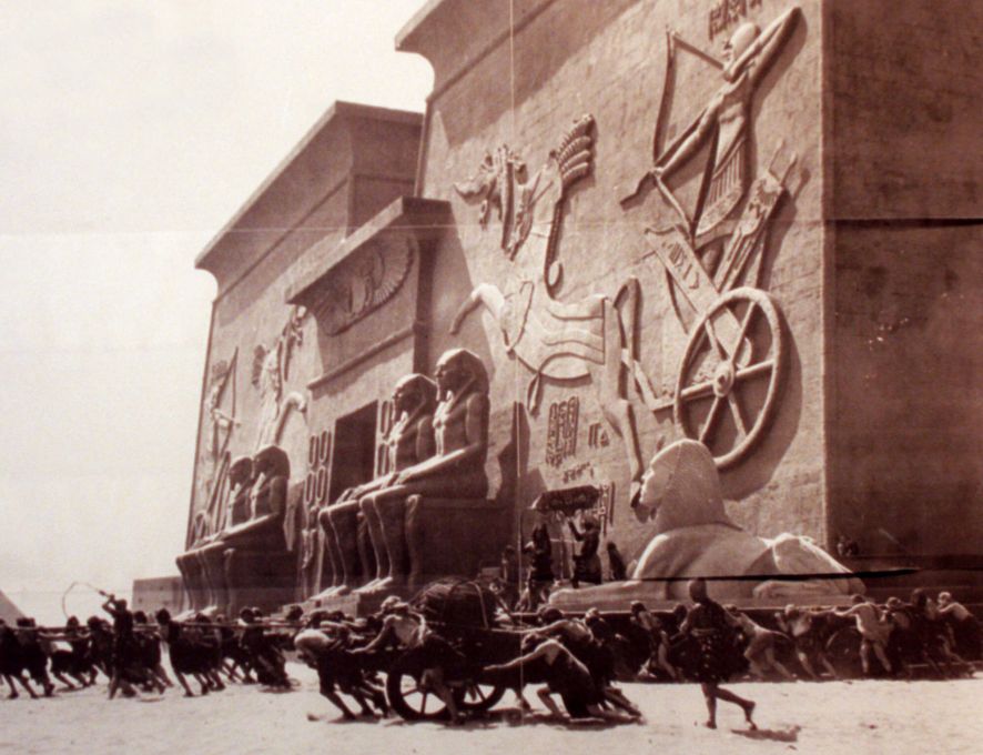 Actors playing overseers and Hebrew slaves on the set of Cecil B. DeMille's The Ten Commandments (1923). Photo: courtesy the Guadalupe-Nipomo Dunes Center.