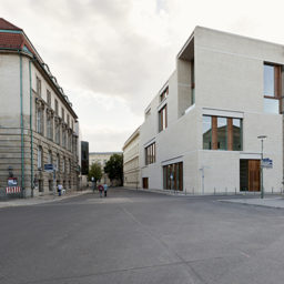 The exterior of CFA Berlin's David Chipperfield-designed gallery (right)Photo: Ute Zscharnt for David Chipperfield Architects