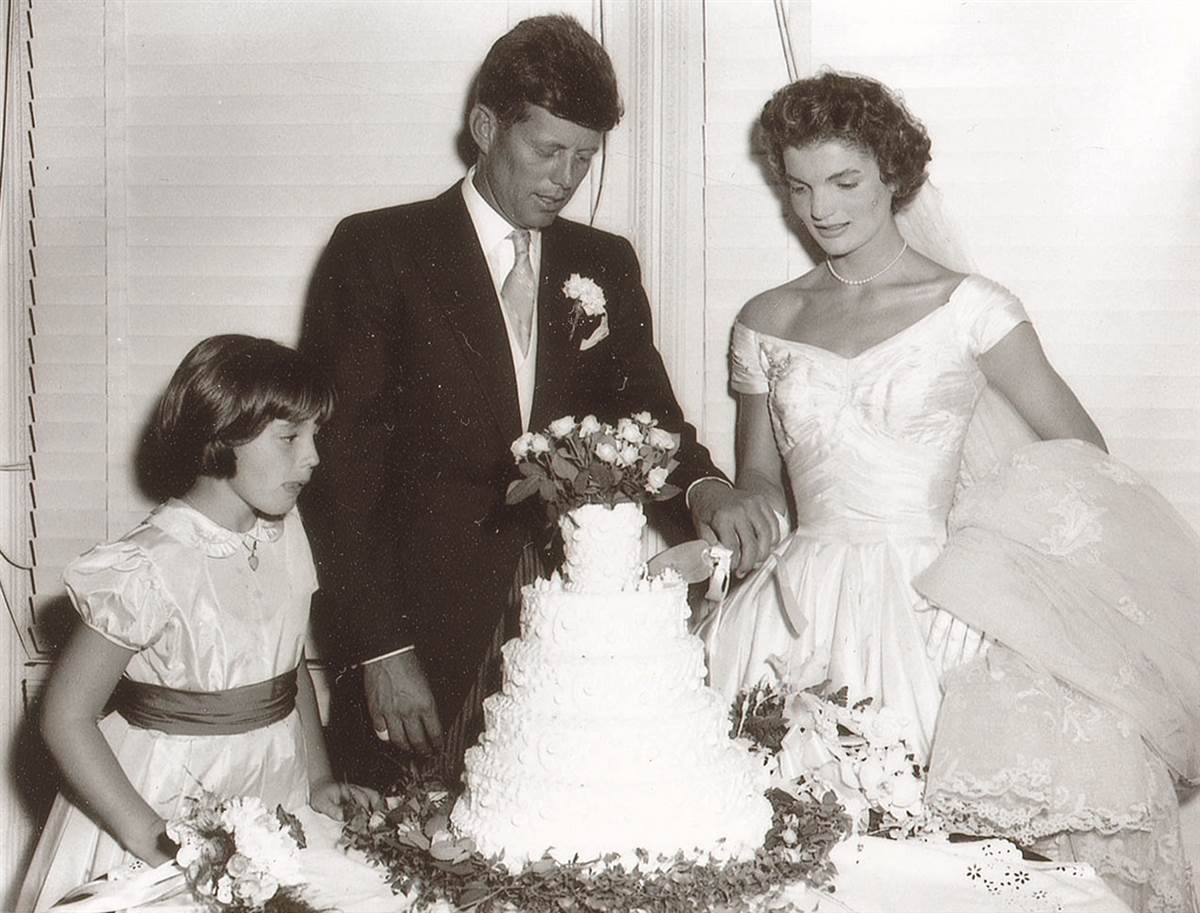 JOHN F AA-796 KENNEDY AND NEW WIFE JACQUELINE CUT WEDDING CAKE 8X10 PHOTO 