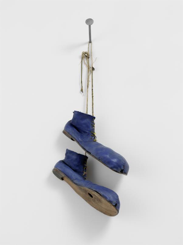 Ugo Rondinone, (No One's Voice) (没有谁的声音) (2006) 旧人造皮鞋、木钉、颜料 Artificially aged clown shoes of leather, wooden nail, paint100 x 60 x 25 cmPhoto courtesy: Rockbund Art Museum
