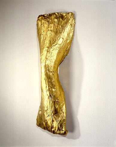 Lynda Benglis,  Spindle (1977) Chicken wire, plaster, cotton, gesso, gold leaf Photo: courtesy the artist and Cheim and Read Gallery 