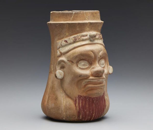 Mayan effigy, dated between 550 and 950 AD. It sold at auction at Bonhams for $21,150<br>Photo via: El País 