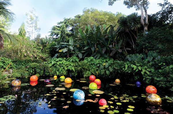 Dale Chihuly, Niijima Floats (2014). Photo: Fairchild Tropical Botanical Garden.