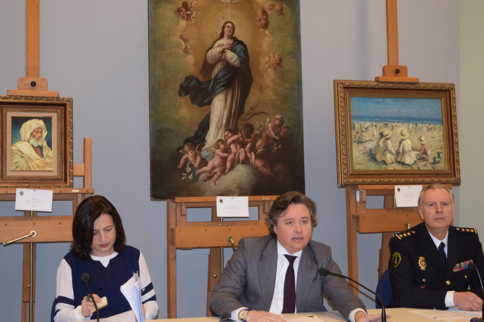 Officials announcing the forgery ring bust, with the fake Goya at center.