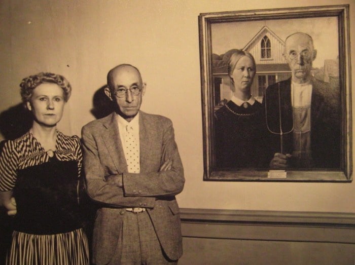 The models for Grant Wood's <em>American Gothic</em> stand in front of the iconic painting.