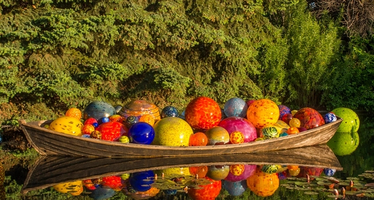 Installation view of Dale Chihuly's 
