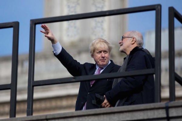 Hans Haacke converses with the Mayor of London, Boris Johnson, during the unveiling of Gift HorsePhoto via: Newstimes