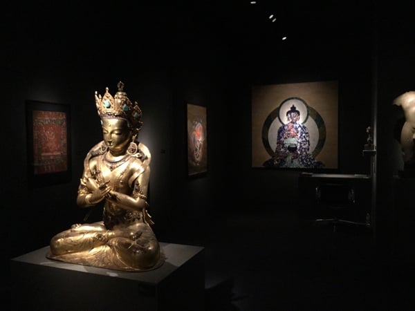 Vajradhara  sculpture (Nepal or Tibet) and painting by Tenzing Rigal (back) at Rossi & Rossi, London and Hong Kong.  Photo: Coline Milliard.