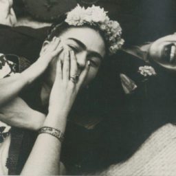 Nickolas Muray, Frida Kahlo with Chavel Vargas (1945). Photo: courtesy Throckmorton Fine Art, New York.
