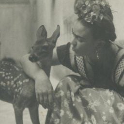 Nickolas Muray, Frida Kahlo with Fawn (1939). Photo: courtesy Throckmorton Fine Art, New York.