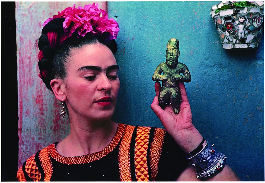 Frida Kahlo with Olmec figurine (1939). Courtesy of the Victoria and Albert Museum, ©Nickolas Muray Photo Archives.