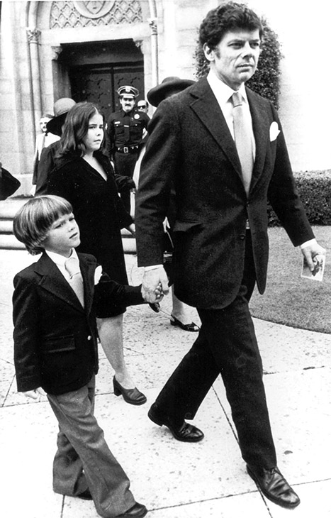 Andrew Getty with his father Gordon at J. Paul Getty's memorial service in 1976.