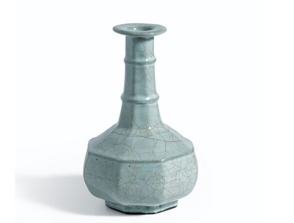 Guan Vase, Southern Song dynasty-era (1127–1279). Photo: courtesy Sotheby's.