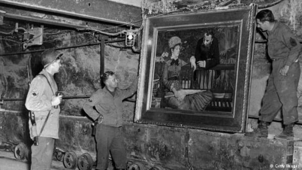 American soldiers look at artwork looted by the Nazis in World War II. Photo: National Archives