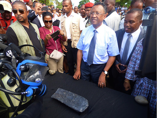 Madagascar's president Hery Rajaonarimampianina in front of the silver bar recovered Barry CliffordPhoto: AFP via Art Daily