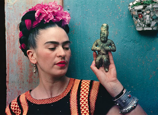 Nickolas Muray, Frida with Olmeca Figurine, Coyoacán (1939). Photo: © Nickolas Muray Photo Archives.