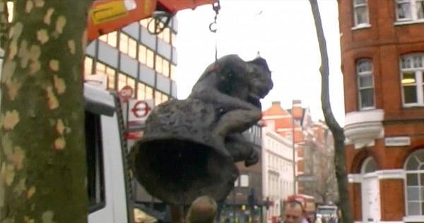 The statue was stolen by thieves with the help of a flatbed truck Photo: Still from trailer