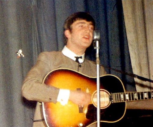 John Lennon with the valuable Gibson in 1963. <br /> Photo: pinterest.com.