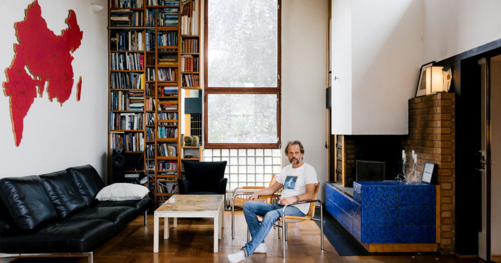 Norwegian art collector and explorer Erling Kagge in his Living Room in Oslo. Photography: Thomas Ekström via TheSpaces.com